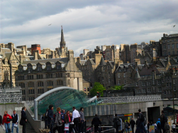 Princes Mall e ao fundo Old Town - Edinburgh