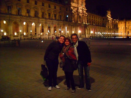 Ju, eu e Rafael no Louvre à noite