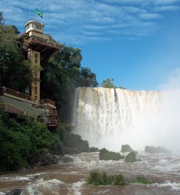 Elevador das Cataratas do Iguaçú_Vista da passarela para o elevador