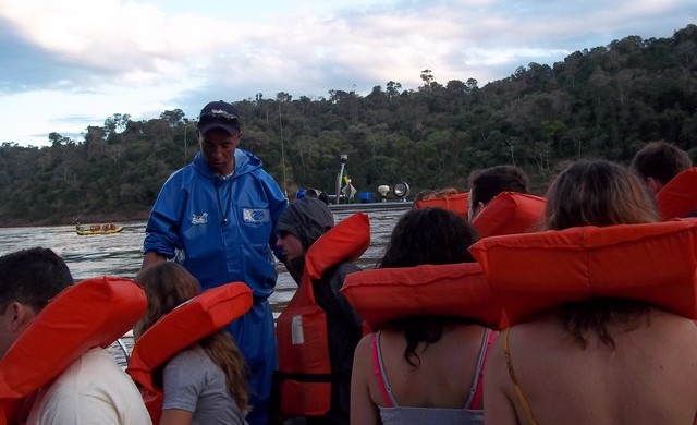 Coletes salva-vidas para o passeio de barco_Macuco Safari
