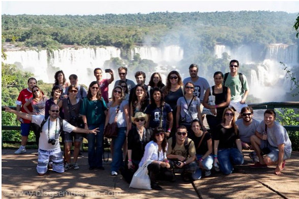 Blogueiros participantes do Eibitur reunidos nas Cataratas do Iguaçú