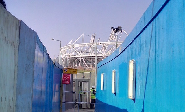 Caminho entre a obra para o estádio olímpico de Londres-2012