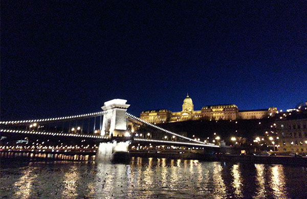 Chaine Bridge à noite - Budapeste