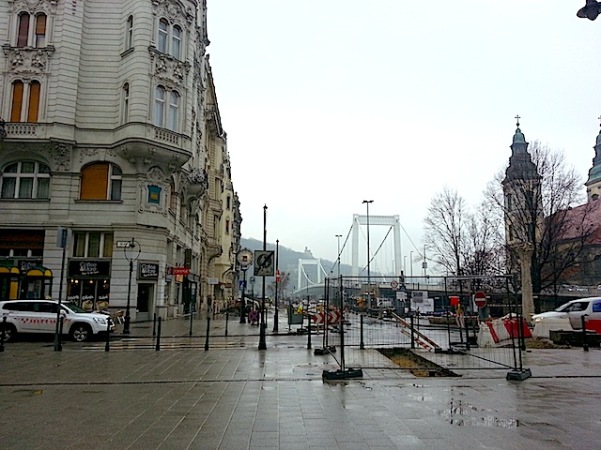 Vaci esquina ponte Ezerbet hid