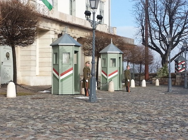 Guardas no pátio do  Castelo de Buda