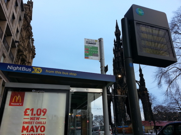 Ponto de ônibus em Princes Street  - sinalização e painel mostrando os horários - Edimburgo