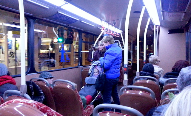 Lugar demarcado para carrinho de bebê - ônibus em Edimburgo
