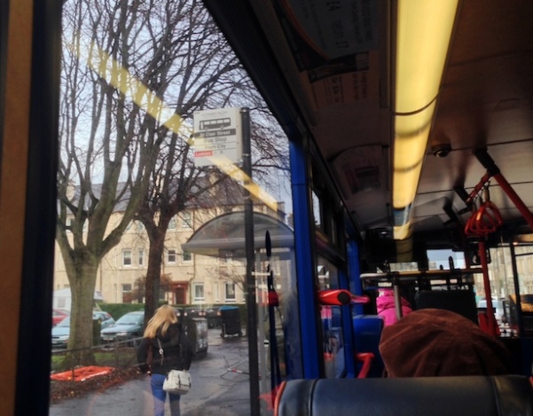 Interior de um ônibus em Edimburgo se aproximando do ponto.