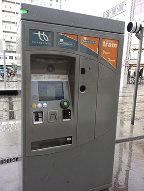 Máquina de auto atendimento para venda de tickets de transporte em Bordeaux