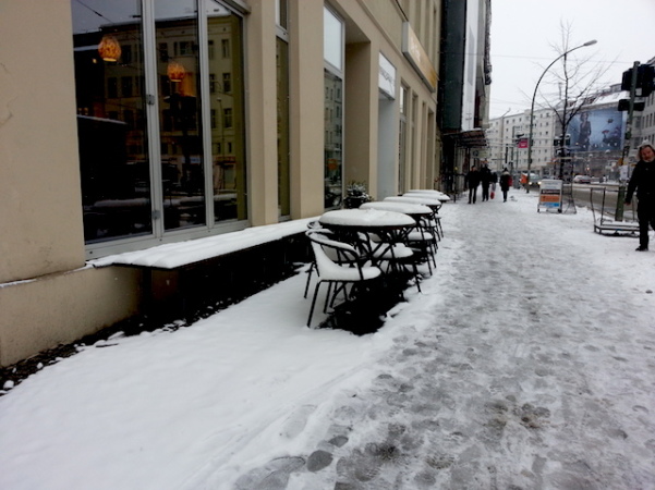 Friedrichstraße - Berlim andando sobre a neve...
