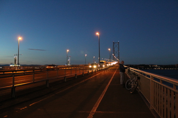 Forth Bridge - via para ciclistas e pedestres