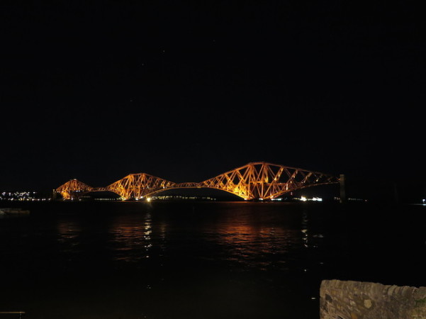 Forth Bridge à noite vista de Forth Road Bridge