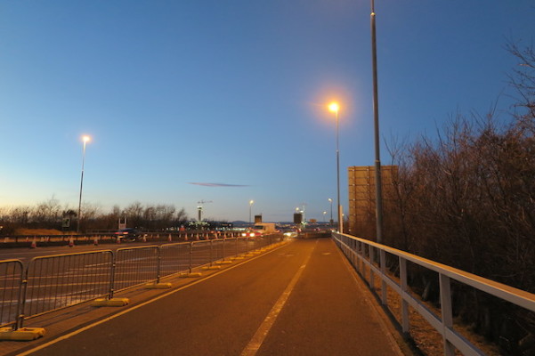 Forth Road Bridge -caminho para o acesso a via de pedestres e ciclovia