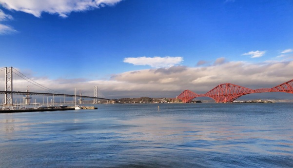 Forth Road Bridge (esquerda) e Forth Bridge