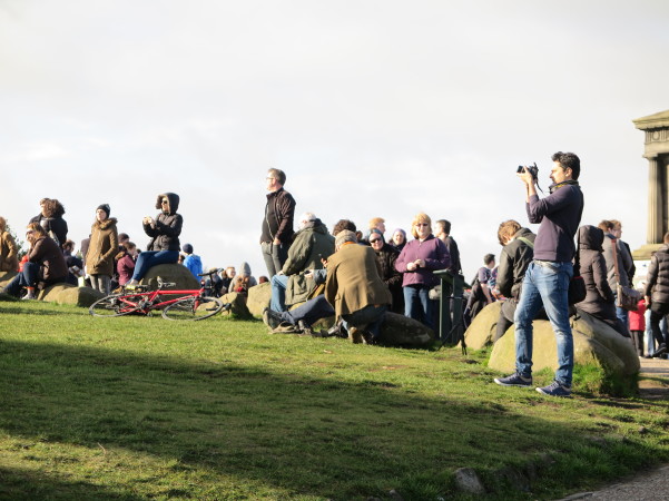 Todo o mundo na Calton Hill - Eclipse solar 2015