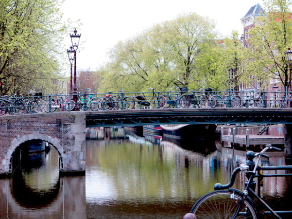 Bicicletas estacionadas na ponte em Amsterdam