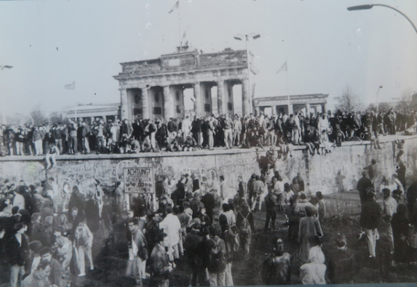 Brandenburguer Tor atrás do Muro de Berlim - Foto exposta na Parizer Platz