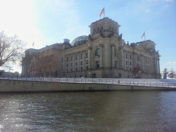 Reichstag visto do rio Spree