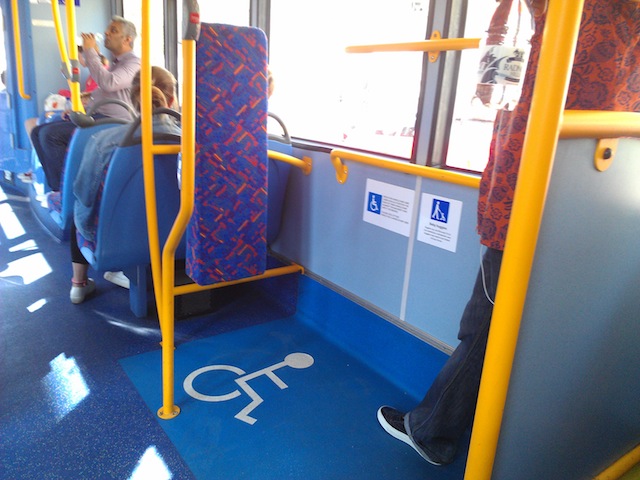 Ônibus urbano - Londres - espaço reservado a carrinhos de bebê e cadeiras de rodas